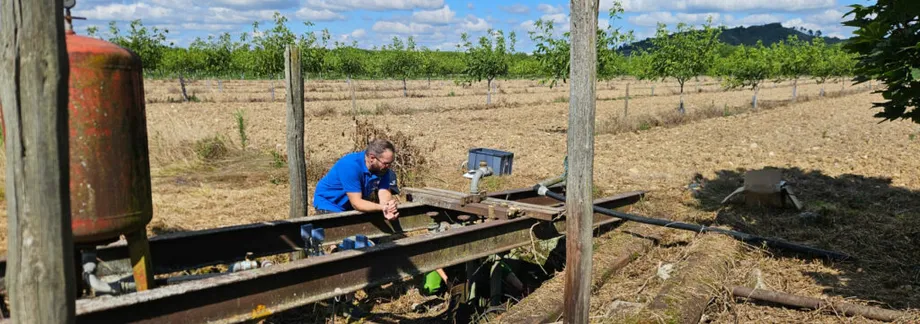 Station de pompage isolée dans la campagne iséroise, site du forage de 80 m instrumenté par FURGO
