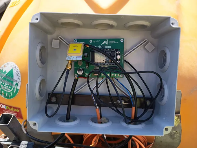 Électronique Débitdouille installée sur un pulvérisateur