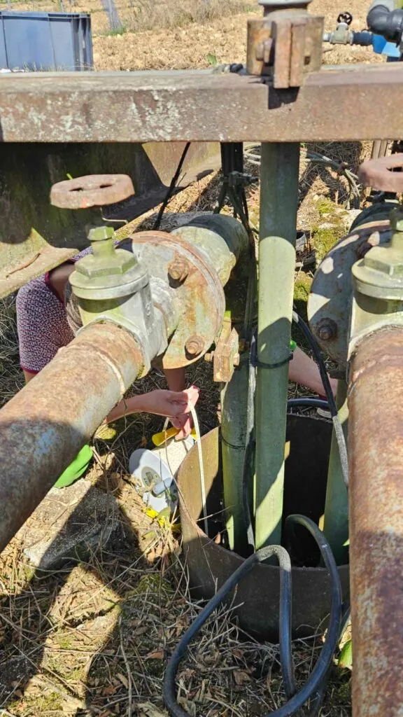 Mesure de la hauteur d'eau au mètre ruban sonore avant de marquer le câble de la sonde