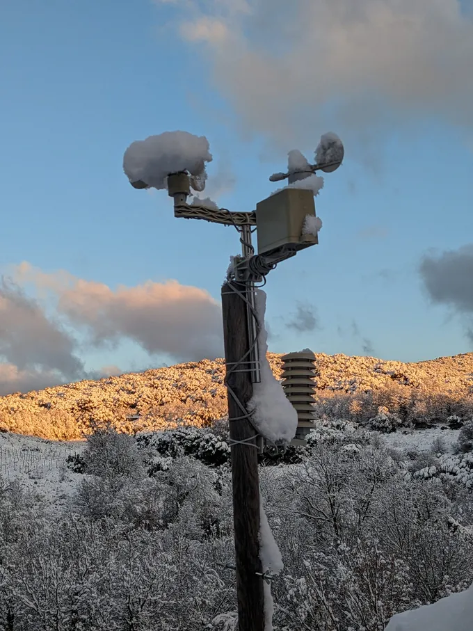 Station de mesure FURGO sous la neige au lever du soleil